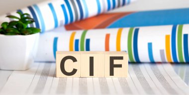 CIF sözcüğü arkaplanda ahşap yapı taşlarından yapılmış.