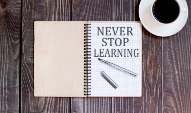 Kelime Yazma Metni asla kalem ve kahveyle öğrenmeyi bırakmaz. Ahşap arka planda iş kavramı