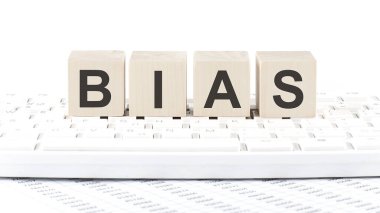 BIAS - kelime ahşap blok klavye arkaplan witn şeması üzerinde
