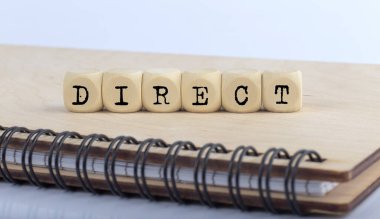 Kelime YÖNETMEN ahşap not defterinde tahta bloklar üzerinde harflerle yapılır.