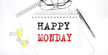 Not defterinde kalem, ataç ve gözlüklerle Mutlu Pazartesi metinleri