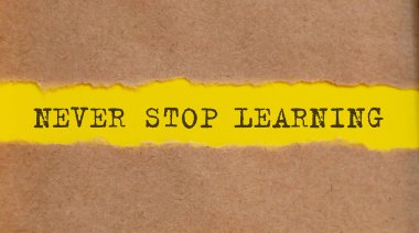 Sarı arka planda yırtık kağıdın altında yazmayı asla bırakma.