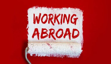 AÇIK ÇALIŞMA. Kırmızı arka planda beyaz fırçalı bir açık boya kutusu.