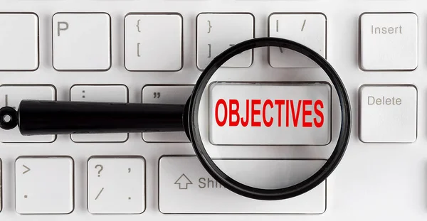 Beyaz düğmede OBJECTIVES sözcüğüyle bilgisayar klavyesi, kapat