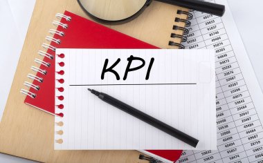 KPI Anahtar Performans Göstergesi Kelime Yazma Metni. Çalışma konsepti tablo tablosunda.