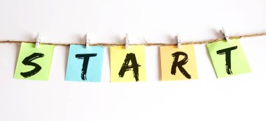 Başlat konsepti - beyaz arkaplanda kelime seosu olan renkli yapışkan notlar