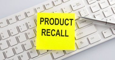 Bilgisayar klavyesindeki çıkartmalara yazılan sözcükler