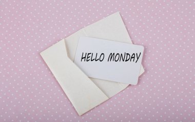 Kısa not kağıdının arka planında Merhaba Pazartesi