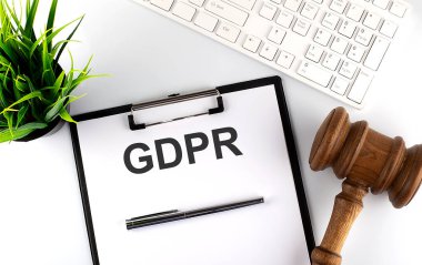 Boş sayfalı beyaz ofis masası, GDPR, klavye ve tokmak mesajı