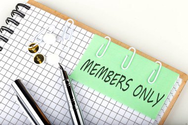 Üyeler sadece kalemli çıkartmaları hatırlatmak için not alırlar