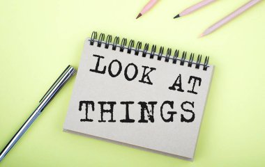 Not defterine sarı arka planda kalemle yazılmış şeylere bak.