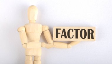 Tahta adam, FACTOR metniyle elle blokluyor