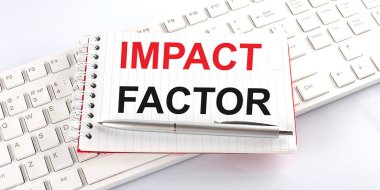 beyaz arkaplan üzerinde klavye üzerinde IMPACT FACTOR metin