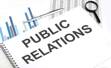 Not defterinde, metin Halkla İlişkiler, büyüteç ve kalemin yanında, arkaplan grafiklerdir.