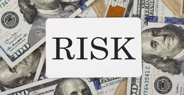 Dolar arkaplanı ve iş konsepti üzerine RISK mesajı