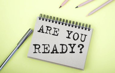 Not defterine sarı arka planda kalemle yazmaya hazır mısın?