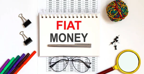 Fiat Money Надпись Текст Белом Блокноте Рабочем Столе — стоковое фото