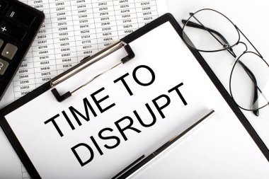 Tablonun üzerinde DISRUPT için metin Zamanı olan kağıt