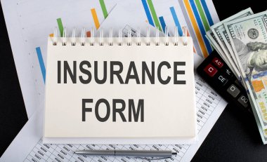 Not defterine çizelge, hesap makinesi ve dolarla yazılmış INSURANCE Formu metni
