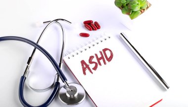 ASHD 'ye beyaz arka planda haplar ve steteskopla mesaj at. Tıbbi