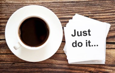 Kelime yazma metni yap gitsin. Acil Taşınma için iş konsepti. Kahve kapaklı çıkartmalarla metin.