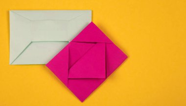 Sarı arkaplanda çeşitli renkli zarflar.