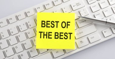 Klavyede beyaz arkaplanda En İyinin En İyisi metni