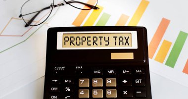 Çizelge ve gözlüklerle gösterimde ProPERTY Vergisi sözcüğüyle hesap makinesi