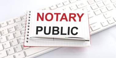 Beyaz arkaplanda klavyede NOTARY PUBLIC metni