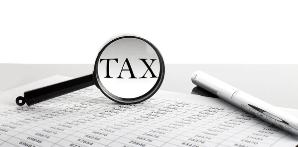 Увеличительное Стекло Текстом Tax Фоне Графика Ручкой Бизнес — стоковое фото
