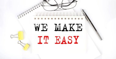 Not defterine kalem, ataç ve gözlüklerle kolay bir metin yaz