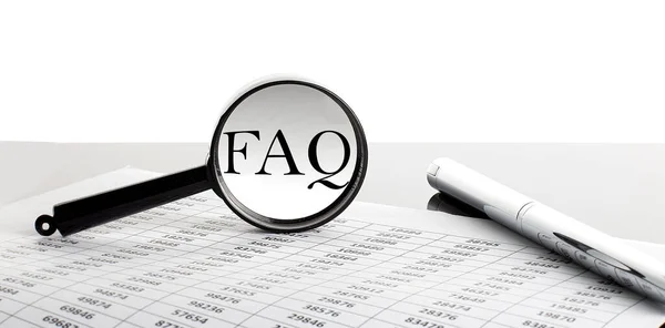 배경에 텍스트 Faq 유리를 확대하는 펜으로 — 스톡 사진