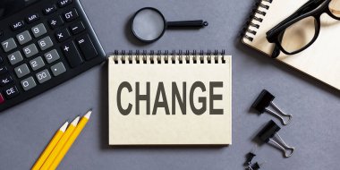 Gri arkaplanda ofis araçlarıyla ilgili yazıtların değiştiği bir not. iş kavramı.