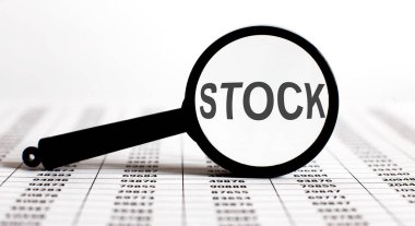 Çizelgede STOCK metni olan büyüteç