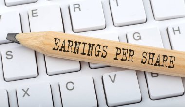 Metin EPS - Paylaşım başına kazançlar beyaz klavyede tahta kalemle. İş dünyası