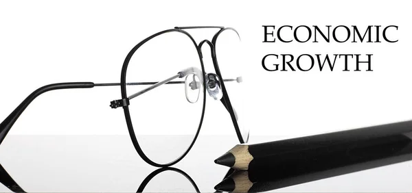 Economic Growth Tekst Okulary Ołówek Izolowane Białym Tle — Zdjęcie stockowe