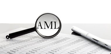 Kalem arkaplanda ANTI Money LAUNDRING yazılı büyüteç