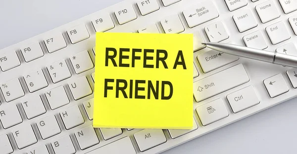 Text Refer Friend Keyboard White Background — Stock Photo, Image