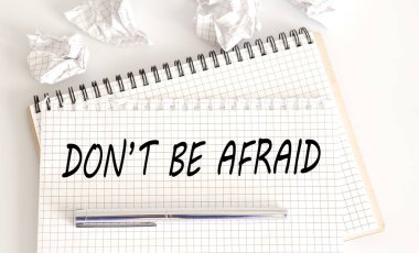 Beyaz arka plandaki not defterinden korkmayın. toplantı hatırlatıcı not kavramı