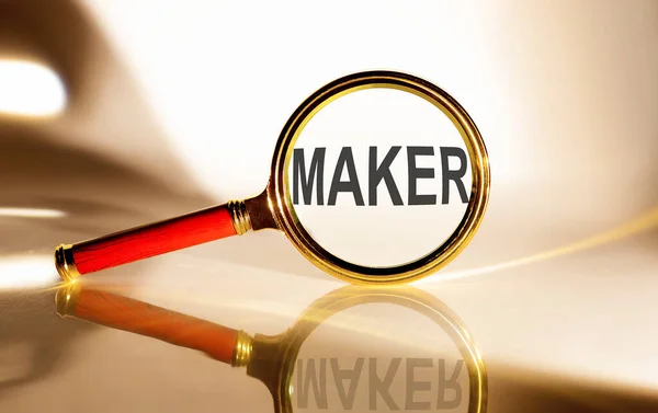 Maker 아래하얀 배경에 글자가 유리잔 — 스톡 사진