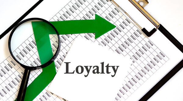 Белые букмекеры с текстом LOYALTY на графике