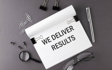 Not Defteri 'ne ve gri masaüstündeki ofis araçlarına DELIVER Oluşturduğumuz Metin