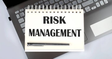RISK MANAGEMENT - Üst görünüm dizüstü bilgisayarda yazma