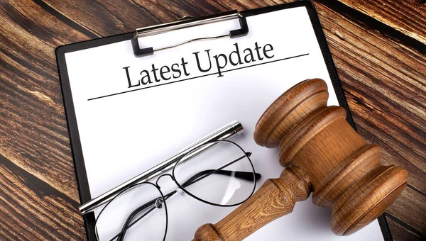 Paper Latest Update Gavel Pen Glasses Wooden Background — Stock Photo, Image