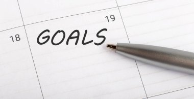 Takvim planlayıcısı üzerine yazılmış metin hedefleri size izole edilmiş beyaz arkaplan üzerine kalem ile önemli bir randevuyu hatırlatmak için.