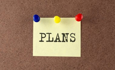 Mesaj panosuna yazılmış PLANS metni. Bellek