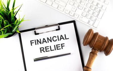 Metin Finansal Yardım, klavye ve tokmak içeren beyaz ofis masası,