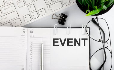 Klavye ve gözlüklü beyaz etiket üzerine metin etkinliği.