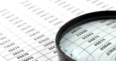 İş konsepti, grafiklerde siyah büyüteç