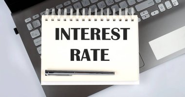 INTEREST Oranı - Dizüstü bilgisayarda üst görünüm dizüstü bilgisayarı yazma